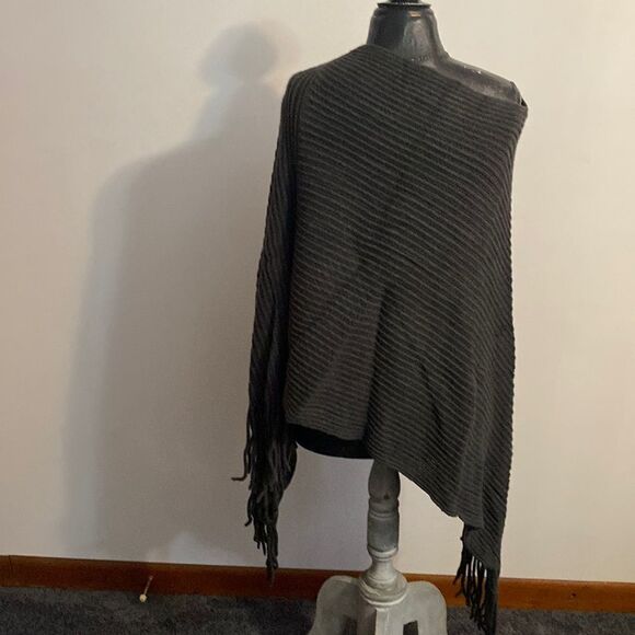 Max Edition Gray rib Knit shawl - Picture 2 of 3